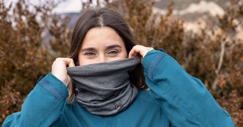 Žena si upravuje šátek Buff na venkovní aktivity