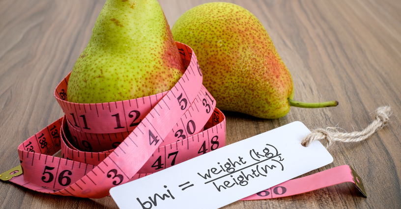 Hruška obtočená metrem vedle kartičky s výpočtem BMI