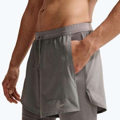 Pánské běžecké šortky Nike Stride Dri-Fit Hybrid 5" smoke grey