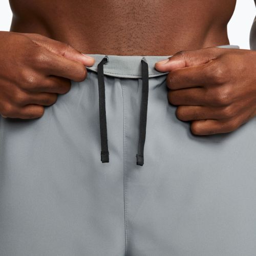 Pánské šortky Nike Dri-Fit Challenger 7" 2in1 smoke grey/dark smoke grey
