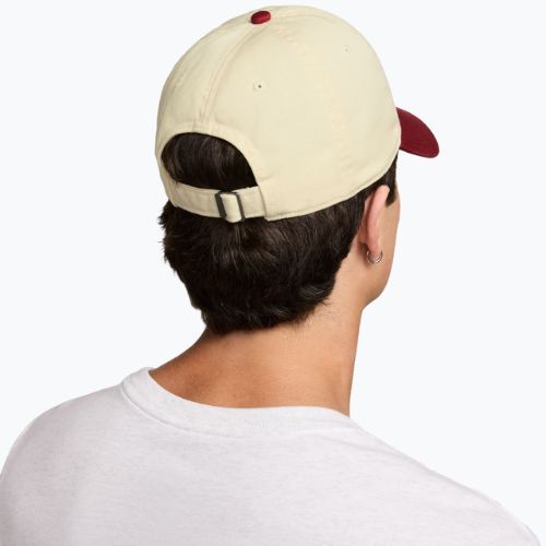 Kšiltovka Nike Club Unstructured Futura Wash light khaki/team crimson/team crimson