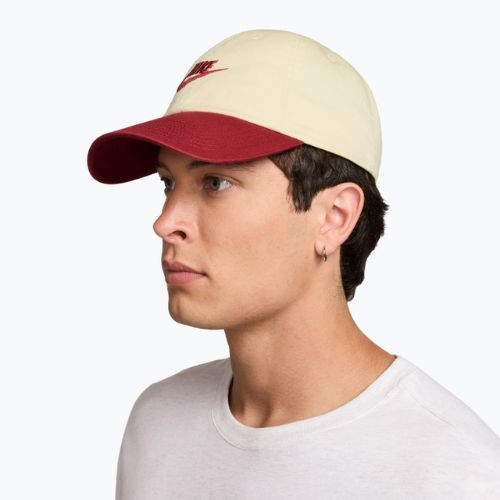 Kšiltovka Nike Club Unstructured Futura Wash light khaki/team crimson/team crimson