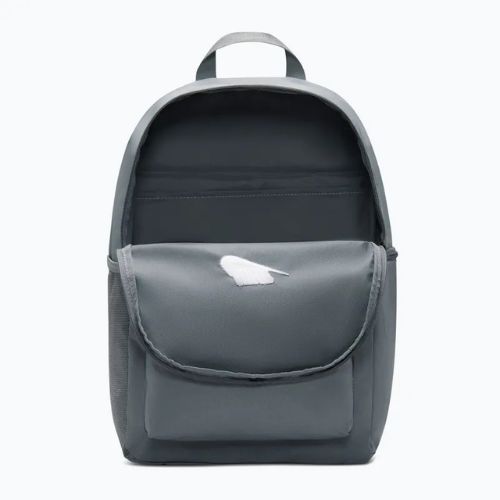 Městský batoh Nike Heritage 23 l smoke grey/smoke grey/white