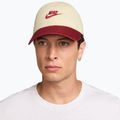 Kšiltovka Nike Club Unstructured Futura Wash light khaki/team crimson/team crimson 5