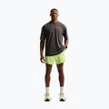 Pánské běžecké šortky Nike Stride Dri-Fit 2in1 7" volt ice 2