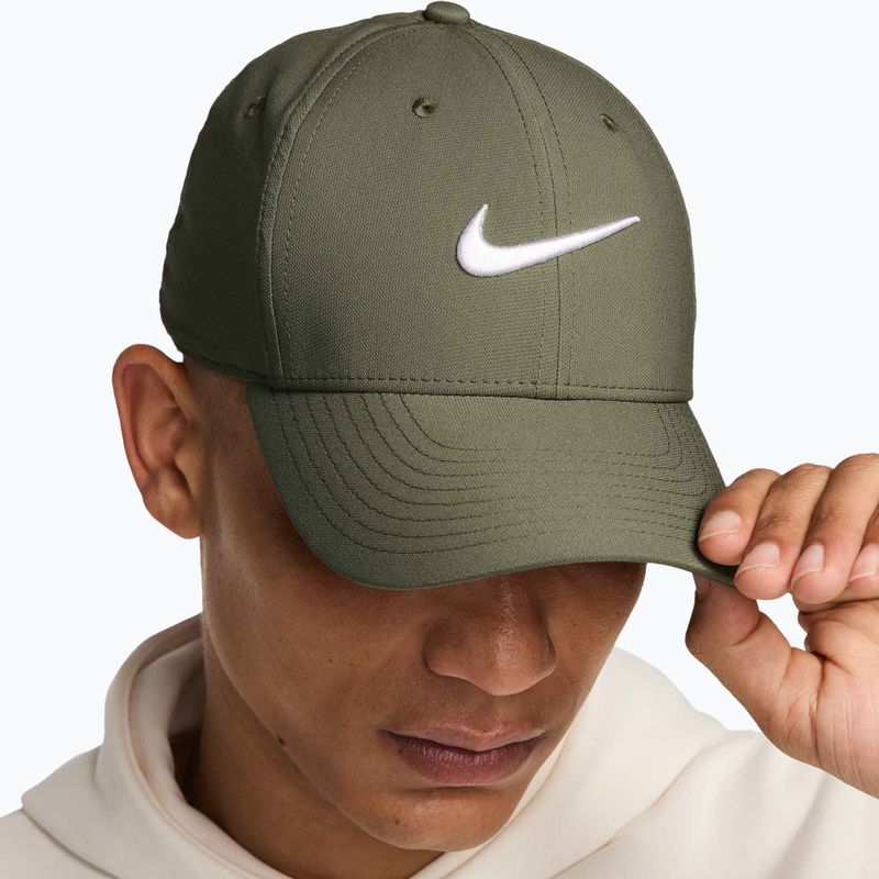 Kšiltovka Nike Dri-FIT Club medium olive/white 8