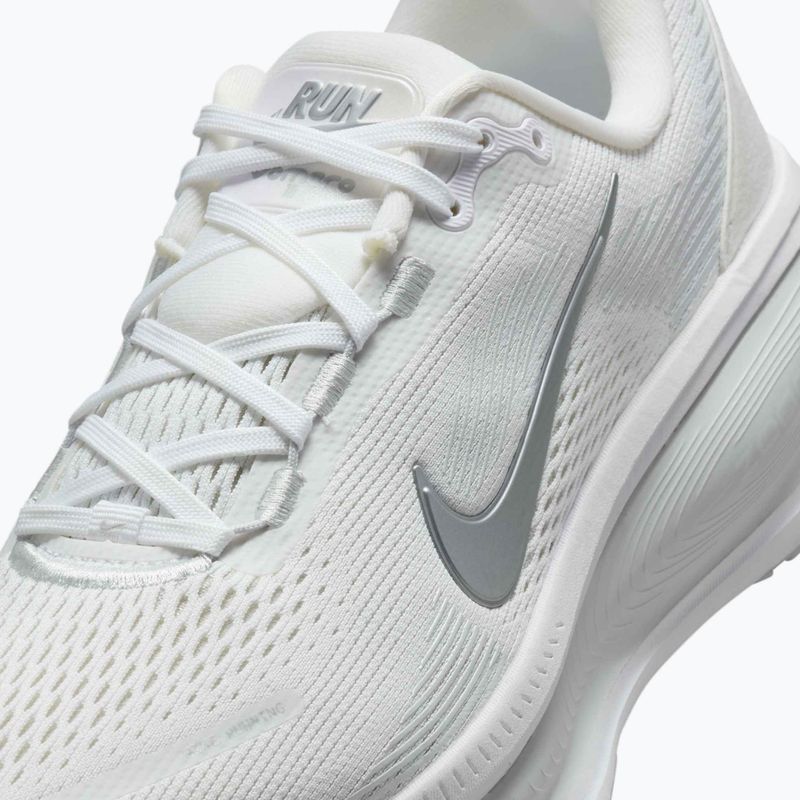 Dámské běžecké boty Nike Vomero 18 white/photon dust/metallic silver 11