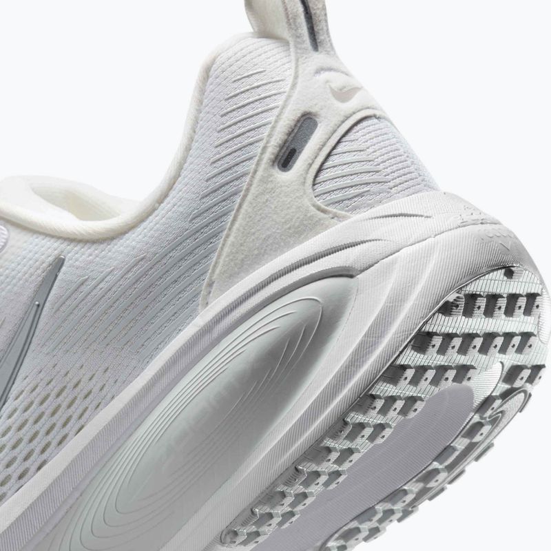 Dámské běžecké boty Nike Vomero 18 white/photon dust/metallic silver 12