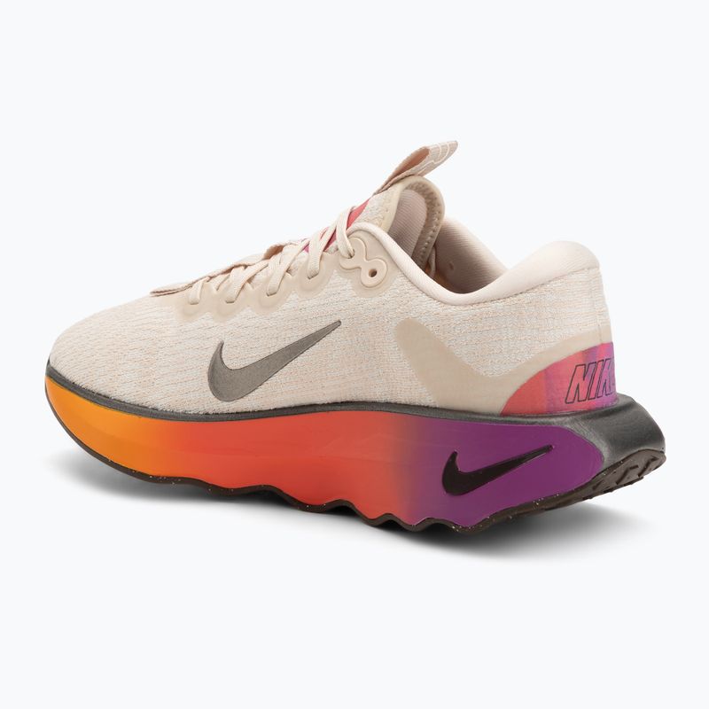 Dámské tréninkové boty Nike Motiva SE pearl white/pale ivory/vivid purple/mtl gold grain 3