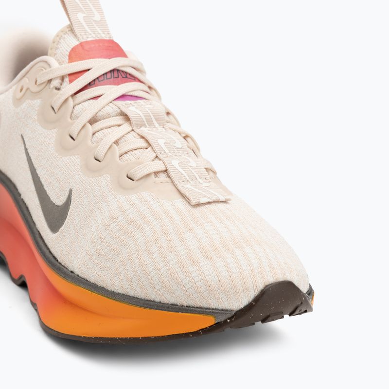 Dámské tréninkové boty Nike Motiva SE pearl white/pale ivory/vivid purple/mtl gold grain 7