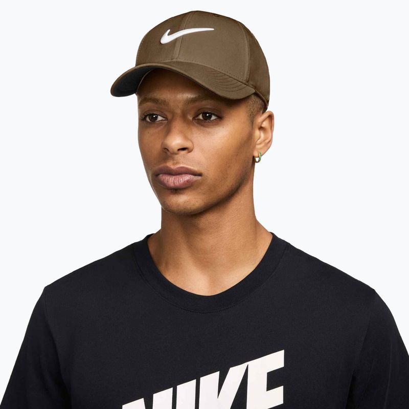 Kšiltovka Nike Dri-FIT Club mosswood brown/white 5