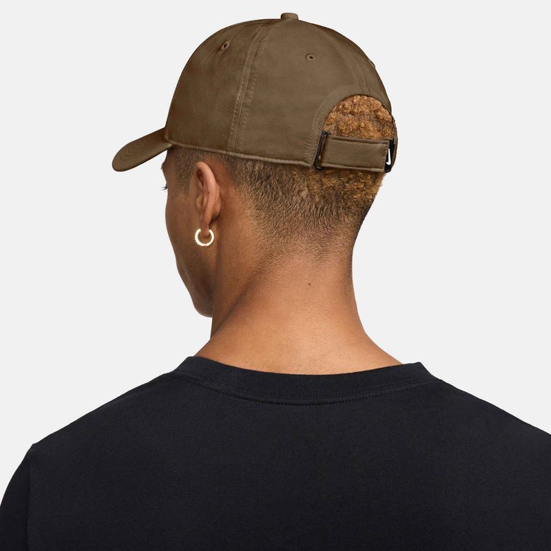 Kšiltovka Nike Dri-FIT Club mosswood brown/white 6