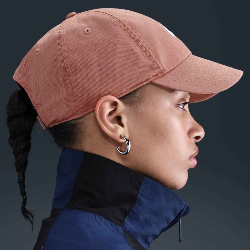 Kšiltovka Nike Club Unstructured Futura Wash rose gold/white 12