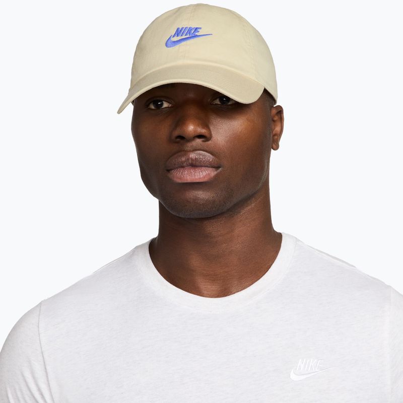 Kšiltovka Nike Club Unstructured Futura Wash light khaki/sapphire 5