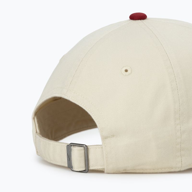 Kšiltovka Nike Club Unstructured Futura Wash light khaki/team crimson/team crimson 4
