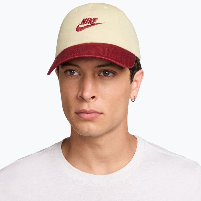Kšiltovka Nike Club Unstructured Futura Wash light khaki/team crimson/team crimson 5