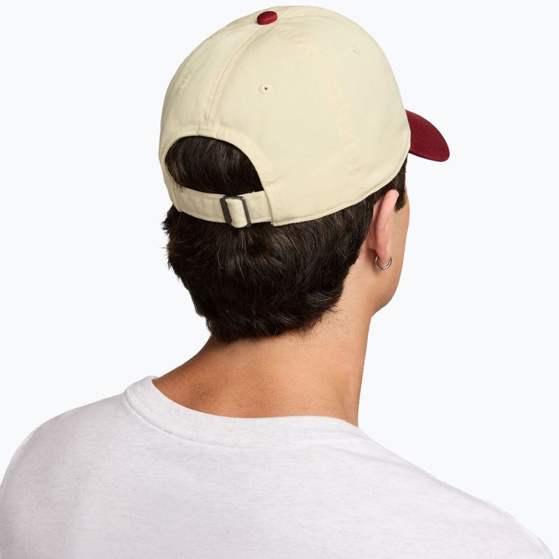 Kšiltovka Nike Club Unstructured Futura Wash light khaki/team crimson/team crimson 6