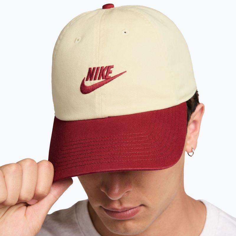 Kšiltovka Nike Club Unstructured Futura Wash light khaki/team crimson/team crimson 8