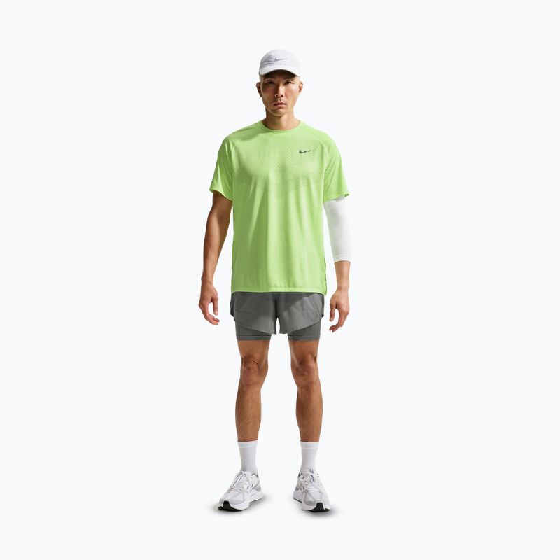 Pánské běžecké šortky Nike Stride Dri-Fit Hybrid 5" smoke grey 2