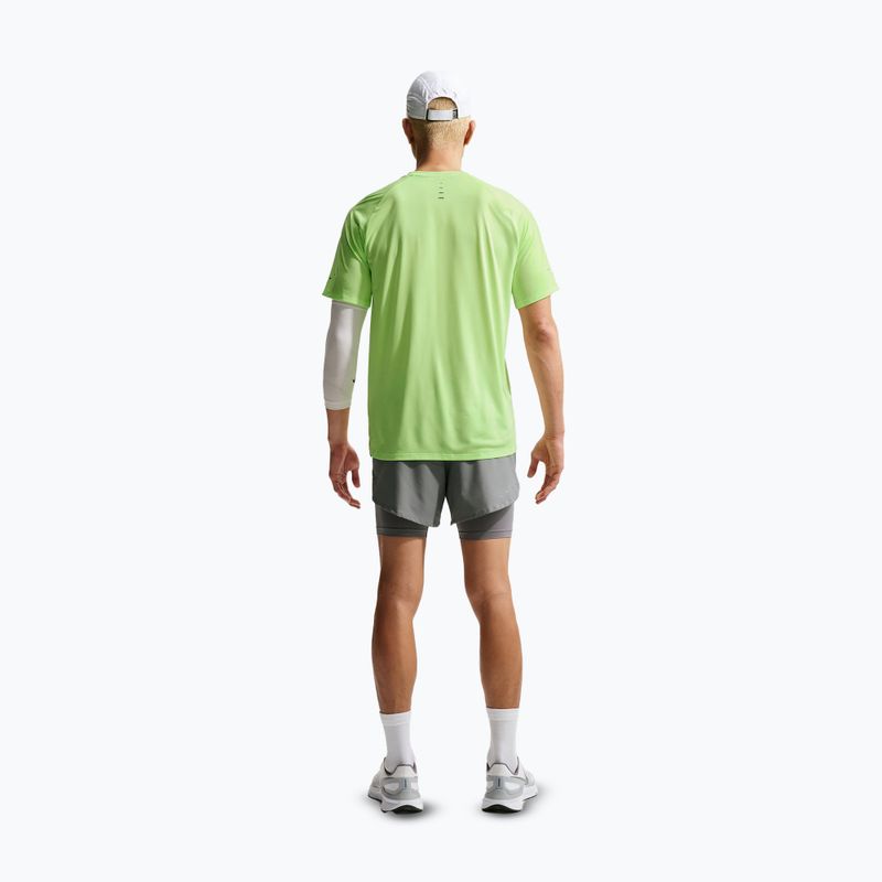 Pánské běžecké šortky Nike Stride Dri-Fit Hybrid 5" smoke grey 3