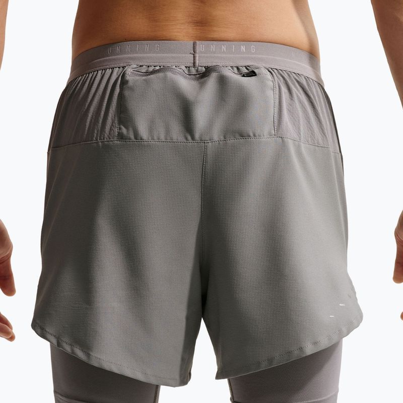 Pánské běžecké šortky Nike Stride Dri-Fit Hybrid 5" smoke grey 5