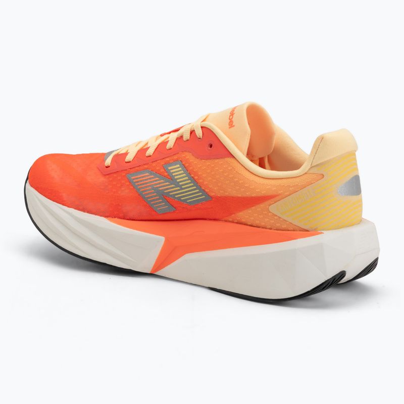 Pánské běžecké boty New Balance FuelCell Rebel V5 tangerine heat/silver metallic 3