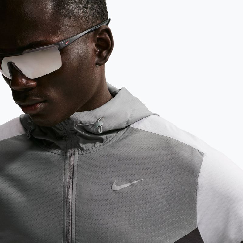 Pánská běžecká bunda Nike Impossibly Light Windrunner smoke grey/wolf grey/black 6